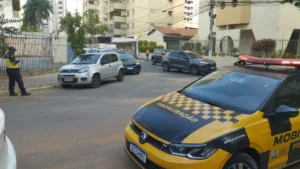 Carro estacionado em local proibido em Goiânia