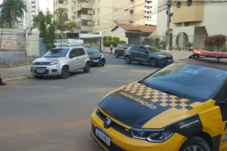 Carro estacionado em local proibido em Goiânia