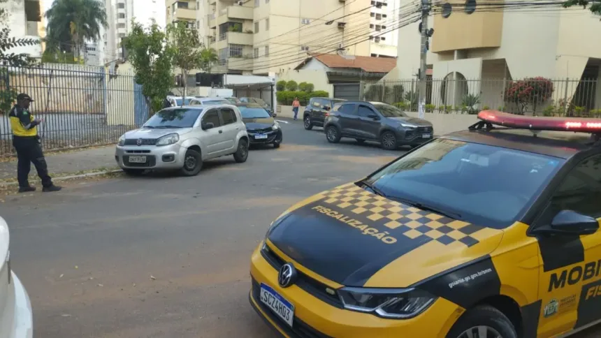Carro estacionado em local proibido em Goiânia