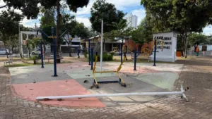 apos-destruicao-e-furtos-em-pracas-recem-reformadas-do-setor-central,-comurg-faz-reparos-e-pede-denuncias