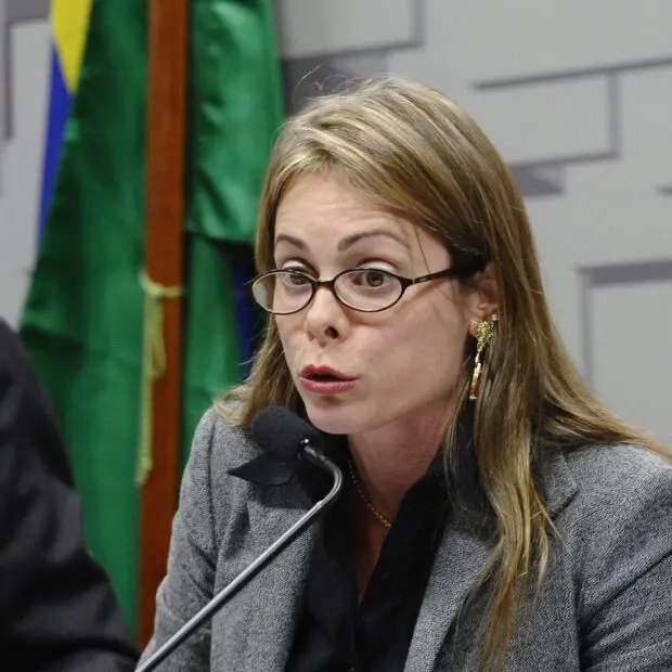 Cristiane Schmidt como porta-voz econômica da campanha de Caiado