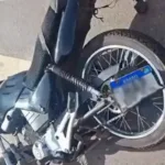 Acidente de caminhão-guincho em Goiânia com motociclista ferido