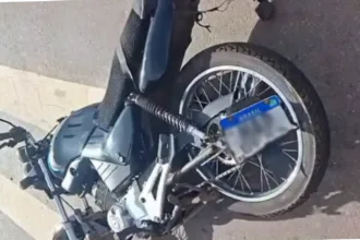 Acidente de caminhão-guincho em Goiânia com motociclista ferido