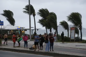 Vendaval no Rio com previsão de rajadas de até 76 km/h