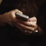 Uso de internet entre idosos cresce para 74,5% em 2025