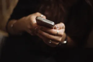Uso de internet entre idosos cresce para 74,5% em 2025