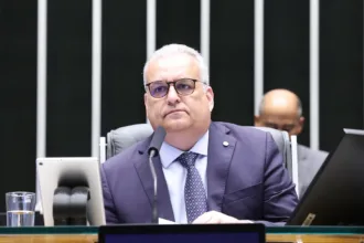 flavio-bolsonaro-anuncia-alfredo-gaspar-como-vice