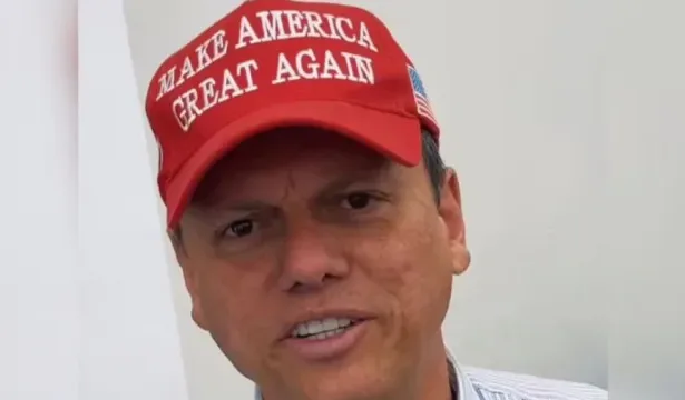 tarcisio-de-freitas-diz-que-nao-colocaria-o-bone-de-donald-trump-novamente