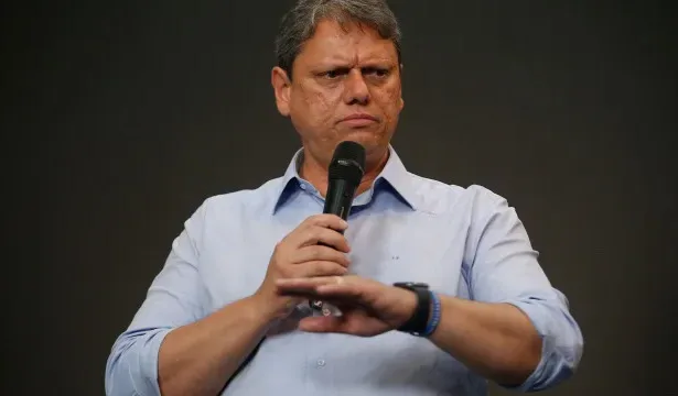 Tarcísio defende privatização da CPTM durante greve