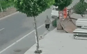 idoso escapa de atropelamento na China ao correr atrás de chapéu