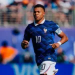 Kylian Mbappé e Ester Expósito juntos nas férias