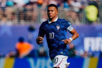 Kylian Mbappé e Ester Expósito juntos nas férias