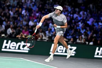 brasileiro-joao-fonseca-avanca-no-aberto-do-canada-apos-superar-stefanos-tsitsipas-no-tenis
