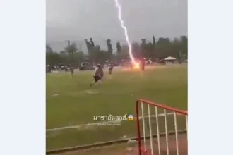 tragedia-na-tailandia:-raio-mata-jogador-durante-partida-de-futebol;-12-pessoas-ficam-feridas