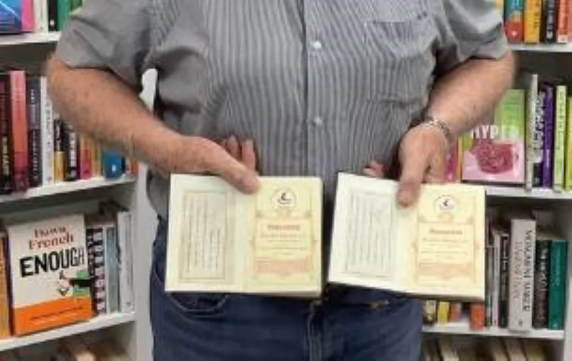 Neto devolve livros emprestados por avô há 116 anos a biblioteca no País de Gales