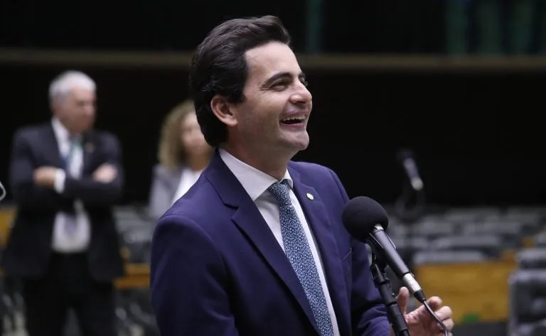 Proposta na Câmara busca aprimorar serviço público com avaliação de desempenho e bônus por eficiência 1 Mulher sem energia elétrica em casa por cinco anos