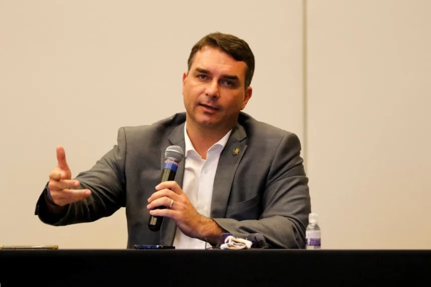 Flávio Bolsonaro e Alfredo Gaspar em anúncio de chapa presidencial