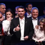 Flávio Bolsonaro discutindo cuidados na velhice com suas filhas
