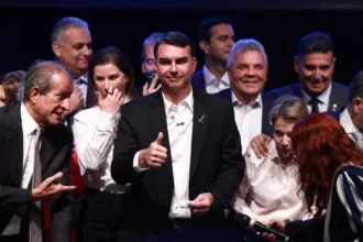 Flávio Bolsonaro discutindo cuidados na velhice com suas filhas