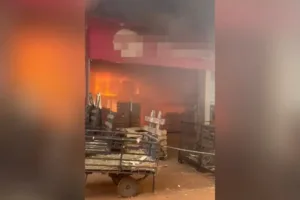 incendio-atinge-galpao-na-ceasa-e-mobiliza-bombeiros-em-goiania;-video