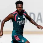 vinicius-jr.-assina-novo-contrato-com-o-real-madrid-ate-2032,-confirmando-permanencia