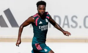 vinicius-jr.-assina-novo-contrato-com-o-real-madrid-ate-2032,-confirmando-permanencia