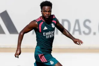vinicius-jr.-assina-novo-contrato-com-o-real-madrid-ate-2032,-confirmando-permanencia