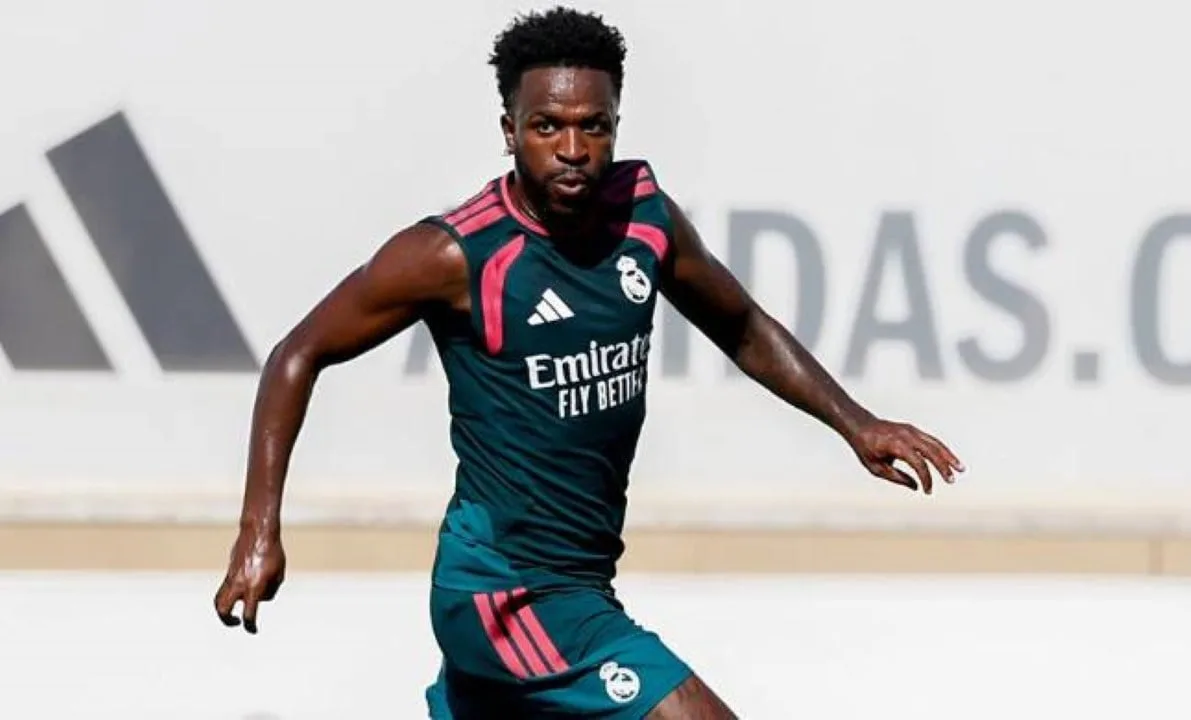 Vinicius Jr. assina novo contrato com o Real Madrid até 2032, confirmando permanência