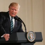 Donald Trump assinando ordens executivas sobre cidadania e turismo de parto