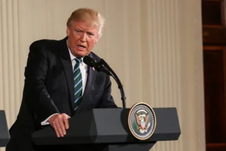 Donald Trump assinando ordens executivas sobre cidadania e turismo de parto