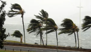 ciclone-bomba-nao-atinge-rio-diretamente,-mas-traz-alerta-de-ventos-intensos