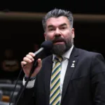 camara-analisa-projeto-que-permite-a-policiais-civis-embarcar-armados-em-voos-comerciais-pelo-pais