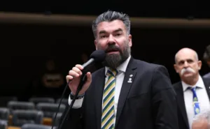 camara-analisa-projeto-que-permite-a-policiais-civis-embarcar-armados-em-voos-comerciais-pelo-pais
