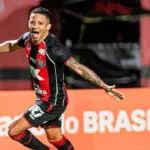 Vitória goleia Athletico-PR na Copa do Brasil