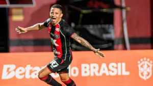 Vitória goleia Athletico-PR na Copa do Brasil
