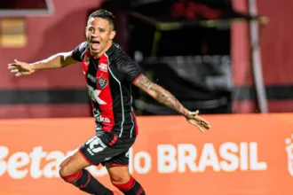 Vitória goleia Athletico-PR na Copa do Brasil