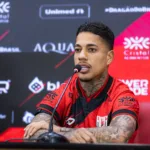 Matheusinho assinando contrato com o Atlético até 2028