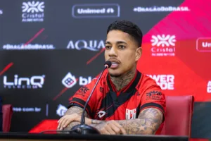 Matheusinho assinando contrato com o Atlético até 2028