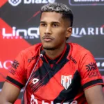 Volante Henrique Freitas supera drama familiar no Atlético-GO