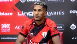Volante Henrique Freitas supera drama familiar no Atlético-GO
