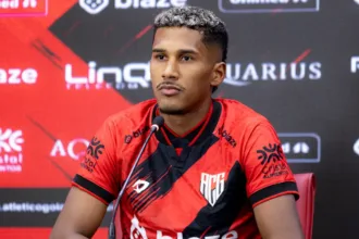Volante Henrique Freitas supera drama familiar no Atlético-GO