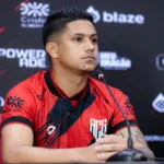 atletico-apresenta-atacante-que-ja-atuou-pelo-vila-nova-e-pelo-barcelona