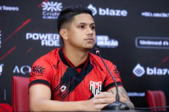 atletico-apresenta-atacante-que-ja-atuou-pelo-vila-nova-e-pelo-barcelona