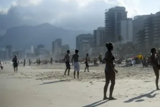 Ventos fortes no Rio de Janeiro fecham Cristo Redentor e Bondinho