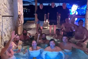 Foto de parlamentares em piscina com alvo do caso INSS