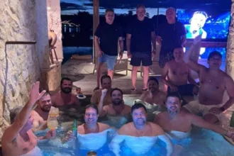 Foto de parlamentares em piscina com alvo do caso INSS