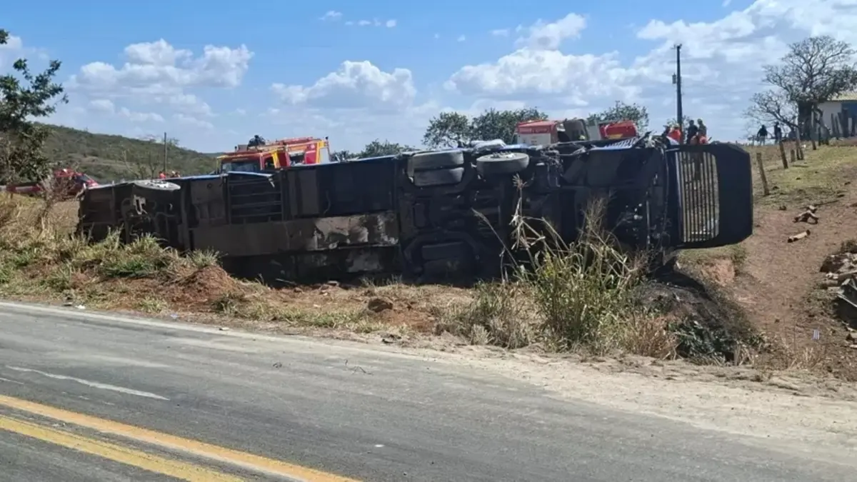 Oito Vidas Perdidas em Tragédia na GO-010: Colisão Envolvendo Ônibus e Caminhão