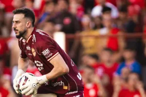 helton-leite-dispara-apos-jogo-sobre-se-bola-era-defensavel:-“voce-esta-brincando?”
