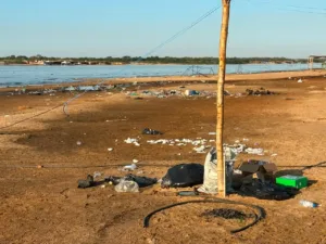 Limpeza de praia no Araguaia com remoção de lixo