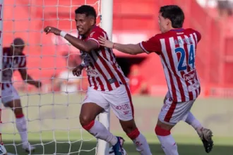 Superioridade do Náutico contra o Atlético em campo